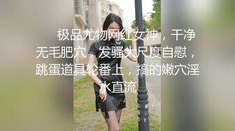 外表甜美花臂纹身，拨开内裤扣骚穴，69互舔