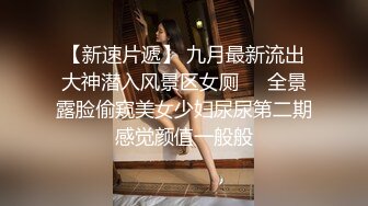 大妈衣服也不穿的就开门拿外卖