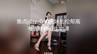 儿媳挑逗正在看书的公公 脱光衣服自慰后公公直接跪舔