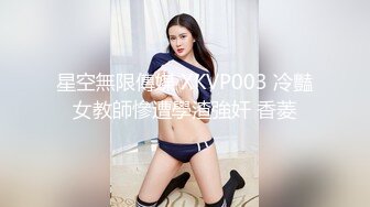 洗浴会所保安躲藏在排气扇通风口附近手持偷拍女浴客洗澡貌似有几个身材还可以