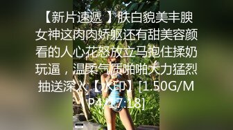 18双马尾小萝莉露脸全裸自慰秀，贫乳小奶子扣穴出白浆，无毛嫩穴白袜足交，诱人粉穴近距离特写揉搓