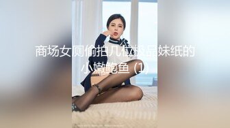 美乳夫妻3P，大哥就在旁边看我肏，最后射屁股上