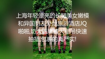 【真实露出调教】老婆在洗浴休息区调戏我，直接扒下浴裤插进去，人来人往好多人在看太刺激了