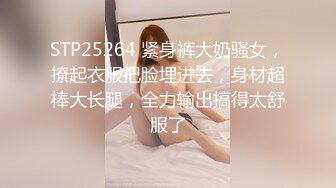 变态老公求老婆在儿子面前露逼 故意把儿子房门打开 在客厅操老婆故意给儿子听