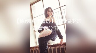   极品少妇女上位虎穴深入无套吞大屌，龟头好大，摩擦阴蒂和外阴，玩三P