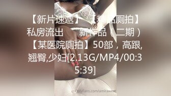 -嫩穴美少女蜜桃臀骑乘位 特写视角舔粉穴 浴室被扣穴狂喷尿 双人洗澡揉胸极度诱惑