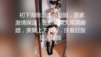 双飞两个漂亮妹子互舔还有点不习惯 被小哥哥轮流猛怼输出 连射两次