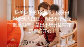 公司厕所偷拍年轻漂亮的极品女白领,很性感的肉丝袜