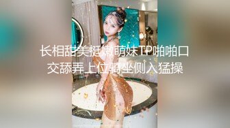 温柔似水的长筒靴小妹 蹲那里静静的排尿 很有淑女范