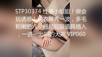 美腿美眉穿着黑丝来约会，男友肯定受不了啊，狂舔丝袜