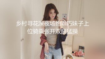  极品圆润肥臀少妇夫妻居家啪啪，性感开档黑丝跪着深喉交，翘起大屁股后入抽插