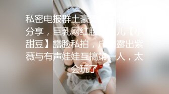   儿子带个帅哥和妈妈一块户外大树下玩3P 一前一后干翻骚妈