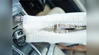 某外语学院水嫩性感的大学美女被鸡巴粗大的强壮弯屌男干完嘴巴扒掉短裤直插无毛小嫩逼，掂着双腿狠狠干，逼小屌大!