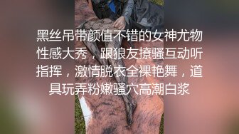 露脸抄底没穿裤衩的长发披肩妹子逛街