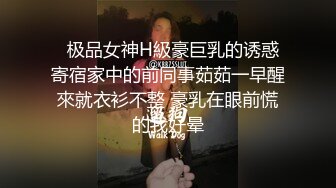 猛男带着眼罩床上享受美女的主动