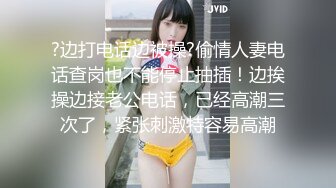   女友玩着手机也要服侍我，女友一定要这样的，真实爽到自己