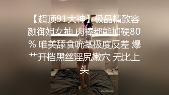 虐逼少妇情趣装全程露脸给狼友展示绝活，道具双插玻璃瓶易拉罐，给逼逼和菊花来个水果套餐，撑开骚逼玩尿道