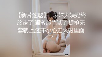 美女全裸自拍 舔黄瓜再带上套套插逼