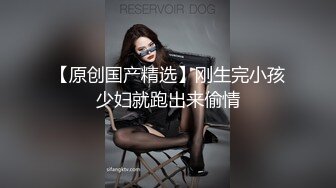 这鸡巴真黑丝啊，全程露脸玩弄小少妇口交大鸡巴舔逼玩弄，激情上位放肆抽插浪叫呻吟，表情好骚打着电话被草