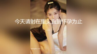 小孩没多大的美少妇，和老公居家直播赚钱