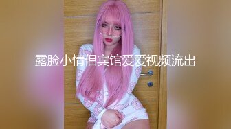 牛仔短裤大奶妹，掰穴手指扣逼特写口交，翘起屁股后入大屁股猛烈撞击