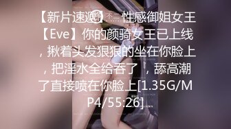 守候在公园厕所，还真等来了一位萌萌哒美女，听到脱下内裤声音，干净偷溜进去在门外拍嘘嘘 没白等！