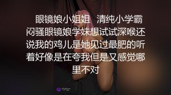 穿着性感的小网红一边直播一边跟粉丝微信聊天