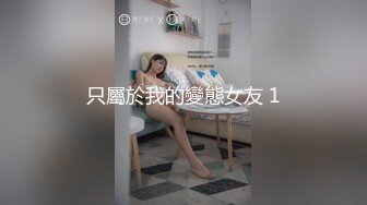 浅色线衣黑紧身裤美女❤️肥美的馒头穴细细长长的逼缝