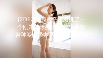 刘玥_可爱的亚洲女生在浴室里练习中式按摩