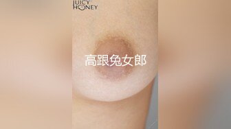 电子厂女工洗澡堂偷拍女工下班洗澡人有点多气质眼镜少妇有点不耐烦貌似再等洗澡位