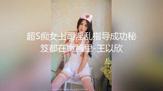 走动中勒出阴唇的美眉