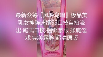 圓框眼鏡文靜學生妹躲在衛生間偷偷摸摸果聊，白凈小吊帶下誘惑肉體