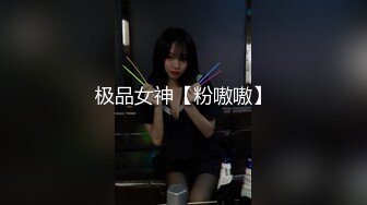 豹纹黑丝小姐姐露脸跟两位小哥激情啪啪3P玩耍，露脸口交大鸡巴深喉啪在小哥身下让人后入草穴，主动上位抽插