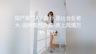 深夜偷偷到侄女房間，扒開睡衣看身體，粉乳嫩鮑發育真不錯，不敢撥弄，只能看