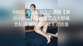  两个黄毛美少女，交换着轮着干 搞3P真是爽上天了