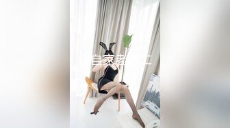 大型商场跟踪抄底没穿内裤的短裙美女 男的还时不时的把手伸进去摸一下