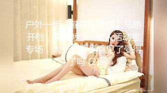 掰开老婆的嫩B，漏出里面的嫩肉给大家看