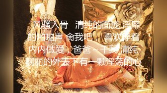 鸭舌帽酒窝颜值美女修长美腿吊带丝袜，双指抠入抽插流出水来 ，浴室湿身诱惑 ，近距离特写揉搓大阴唇肥穴