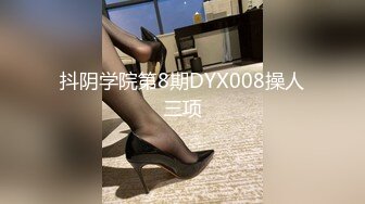 工作女强人的内衣裤颜色不一样，反而让人感觉很可爱。