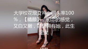 游艺厅抄底带孩子来玩的美少妇 半透明内裤隐约能看到她的大肥B