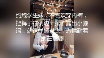   骚货女邻居，撅起屁股在客厅等着我后入，干净的身体却如此下贱