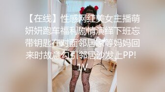 大屁股白皙美乳骚女道具双管齐下，假屌骑乘套弄掰穴出白浆，边插边用按摩器震动阴蒂，粉穴特写看着非常诱人