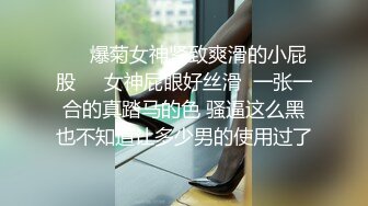 90後嫩妹打開窗戶脫光趴著被大叔拽頭髮後入暴操