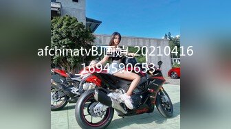 國內牛人潛入某廣告公司寫字樓女廁偷拍紅衣美女出來捂著臉難道發現被拍了