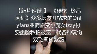 正妹探頭甜笑羞泄神秘地帶 桃桃最美了 臉小口大 最適合口交了 下面的嘴也應該不小