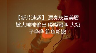 双头道具贯穿两个骚逼，全程露脸年轻粉嫩，逼逼淫水多多，跟狼友互动撩骚听大哥调教，吃奶玩逼道具插好刺激