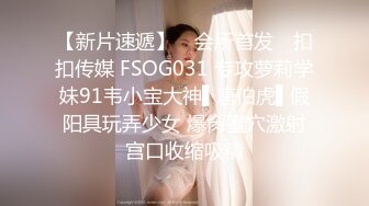 剛生完寶寶的爆乳美嬌妻和老公婚床上啪啪,床頭墻上還掛著結婚照